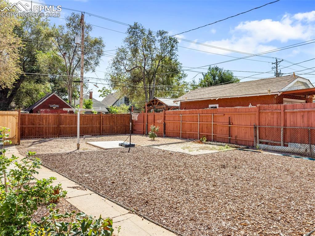 Image 3 of 25: Yard
