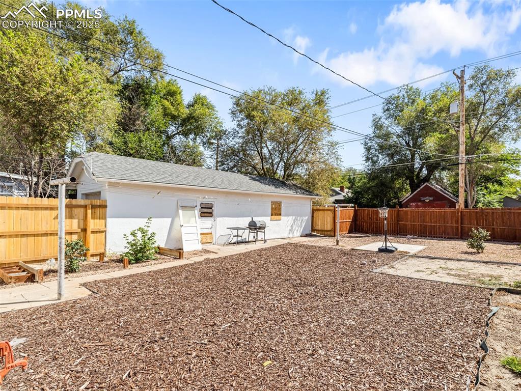 Image 4 of 25: Yard