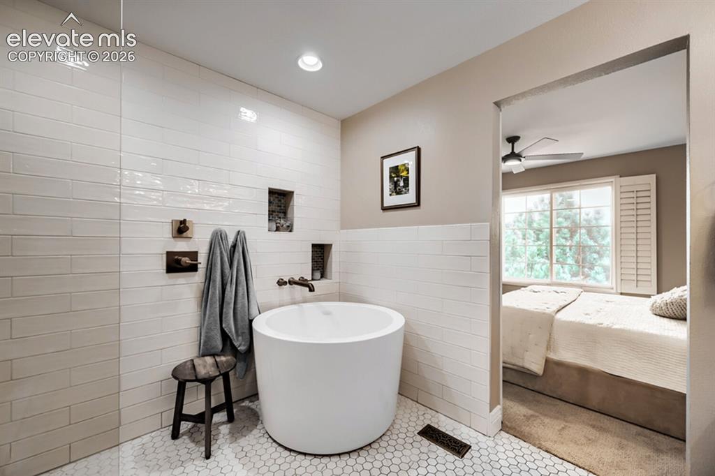 Image 19 of 39: Japanese soaking tub, no entry shower
