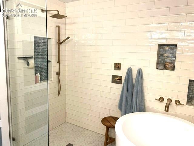 Image 20 of 39: Zero entry shower and soaking tub