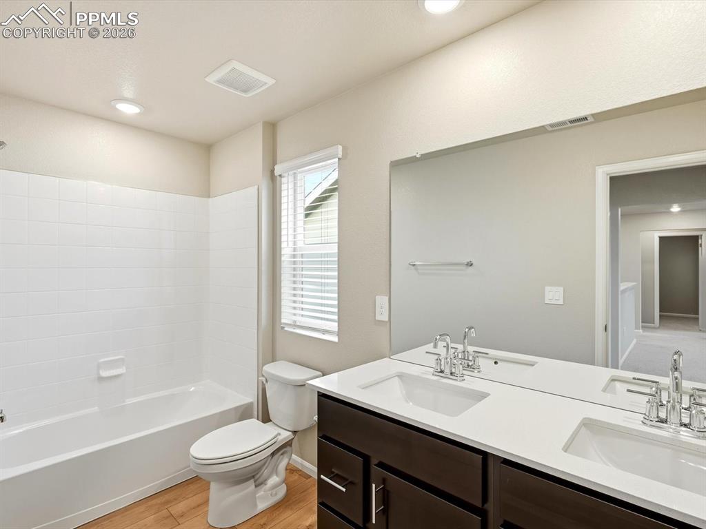 Image 11 of 26: Bathroom