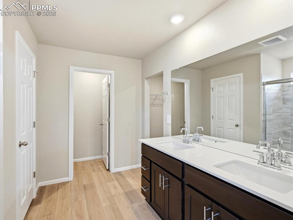 Image 21 of 26: Bathroom