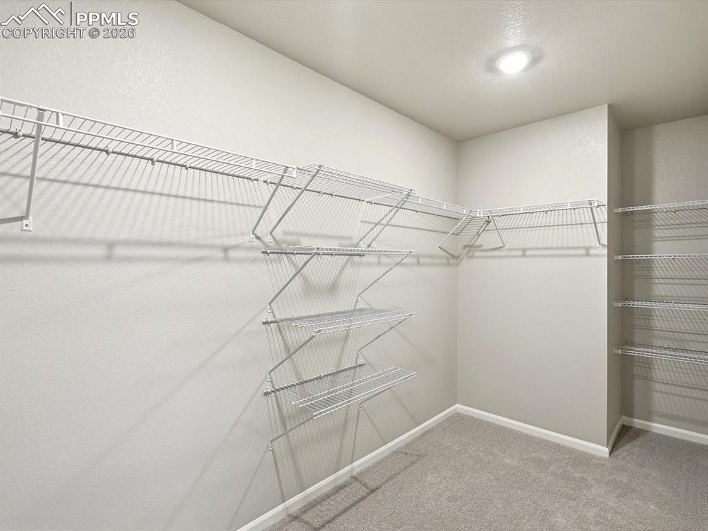 Image 25 of 26: Closet