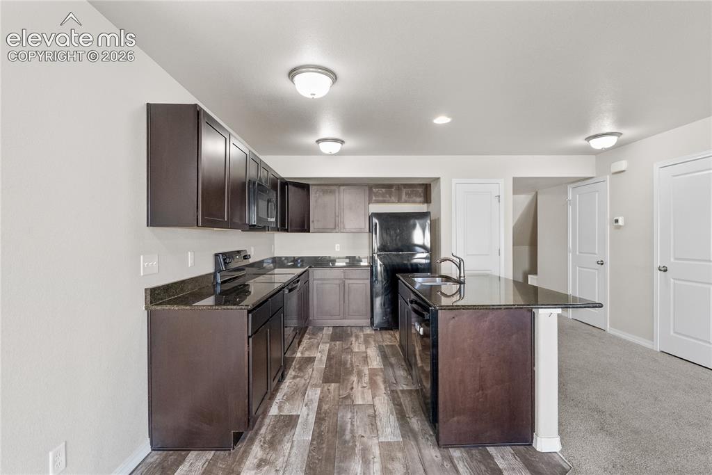Image 10 of 24: Kitchen