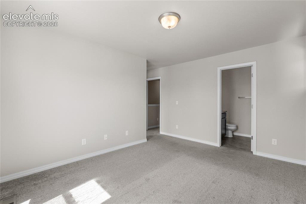 Image 14 of 24: Bedroom