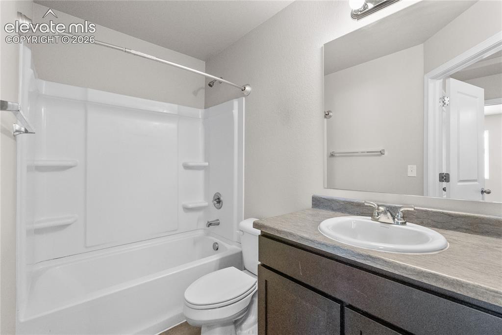 Image 19 of 24: Bathroom