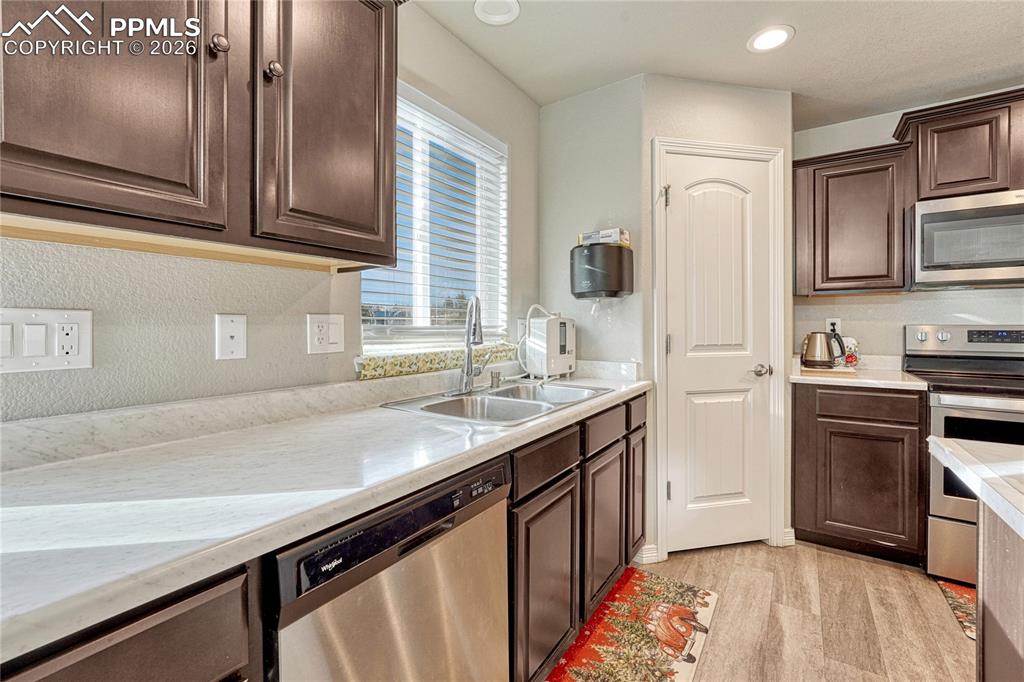 Image 11 of 30: Kitchen