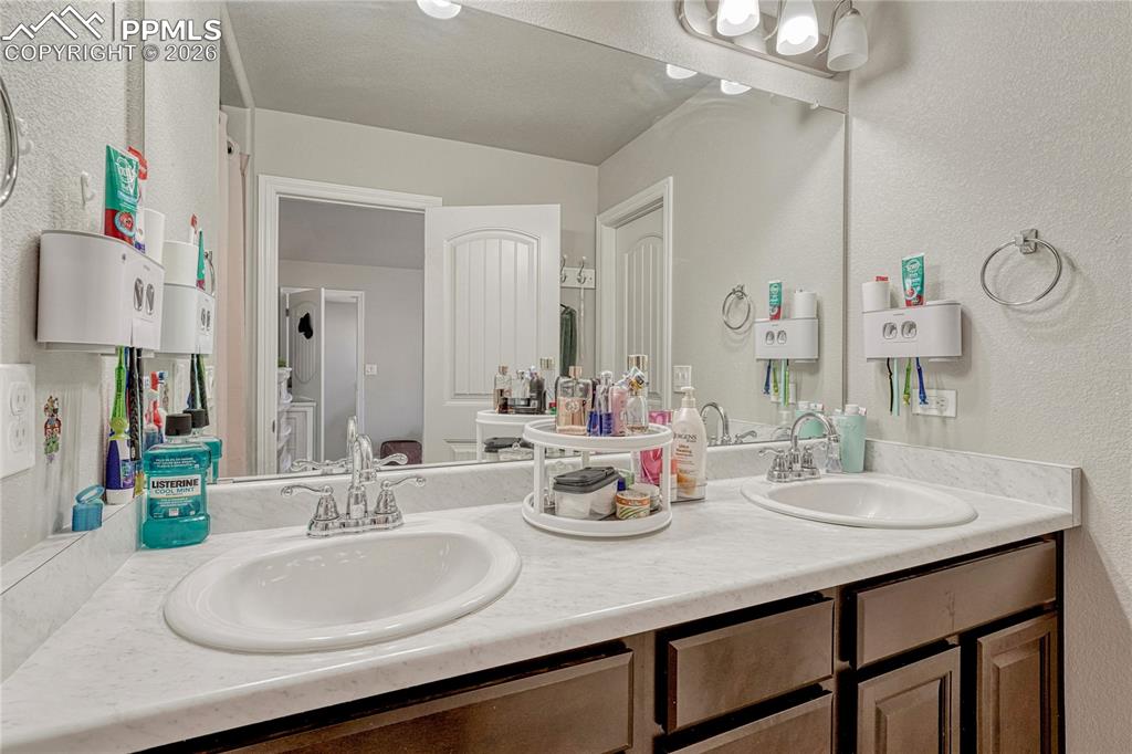 Image 26 of 30: Bathroom