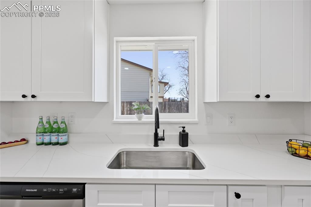 Image 11 of 30: Kitchen