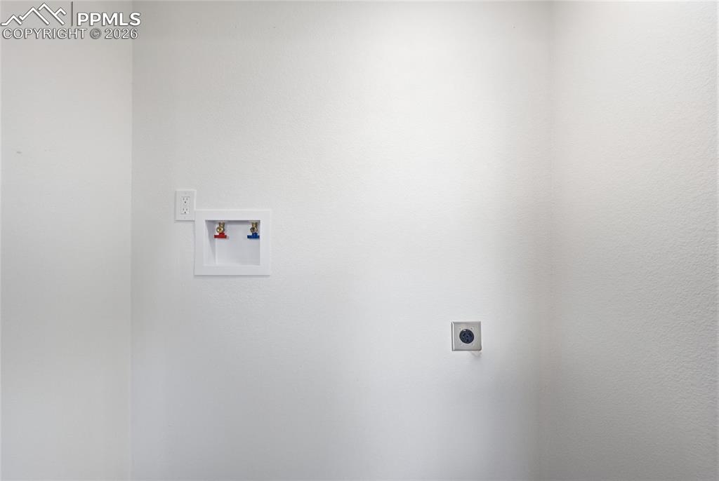 Image 18 of 30: Laundry