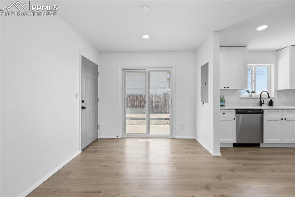 Image 8 of 30: Kitchen