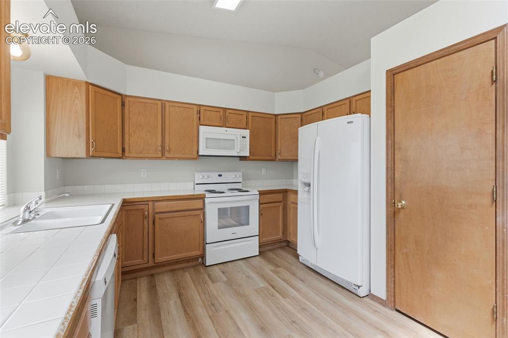 Image 10 of 47: Kitchen
