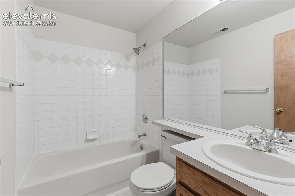 Image 34 of 47: Bathroom