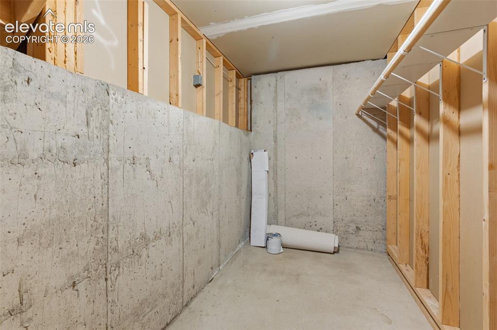 Image 35 of 47: Utility Room