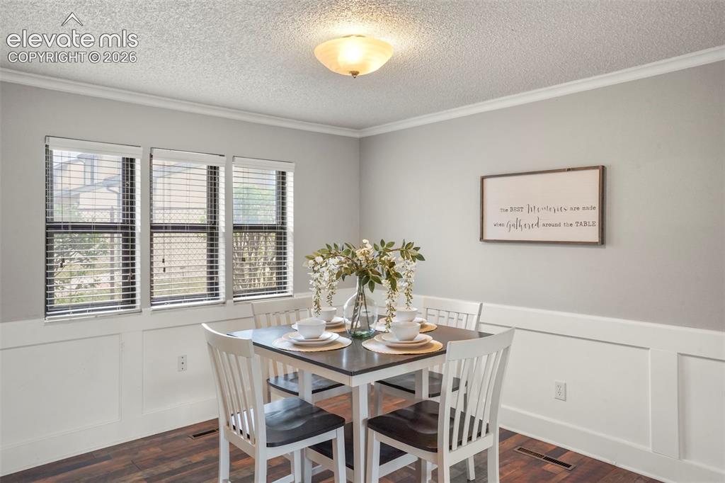 Image 10 of 30: Dining Area