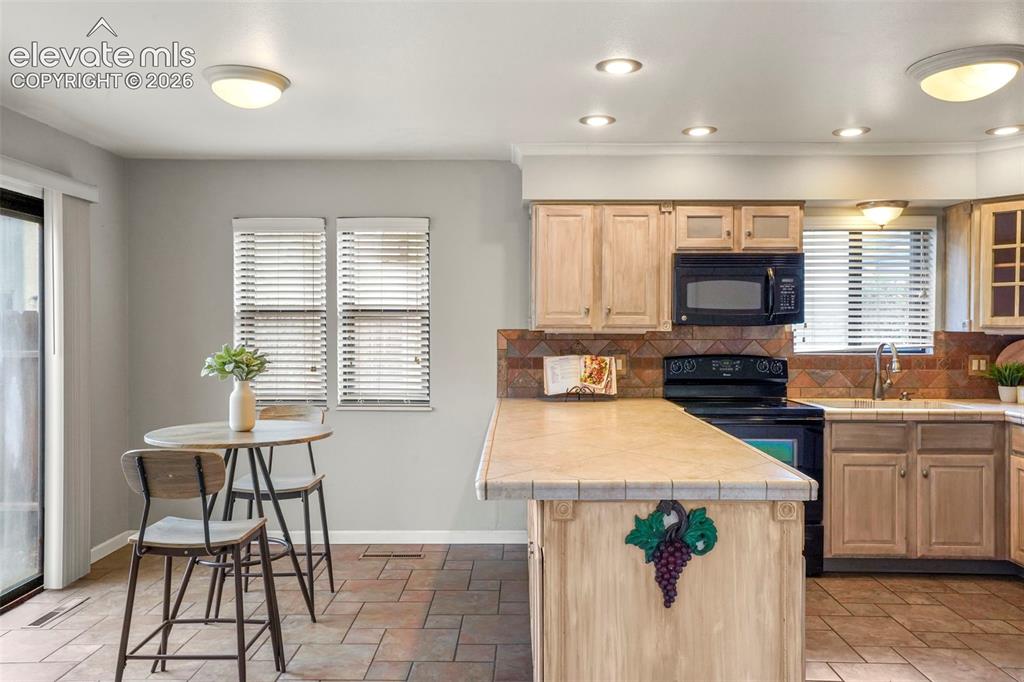 Image 18 of 30: Kitchen