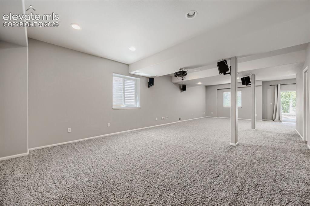 Image 12 of 30: Dining Area