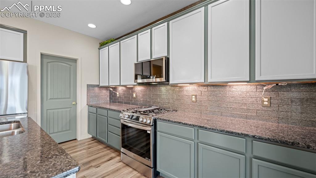 Image 13 of 40: Kitchen