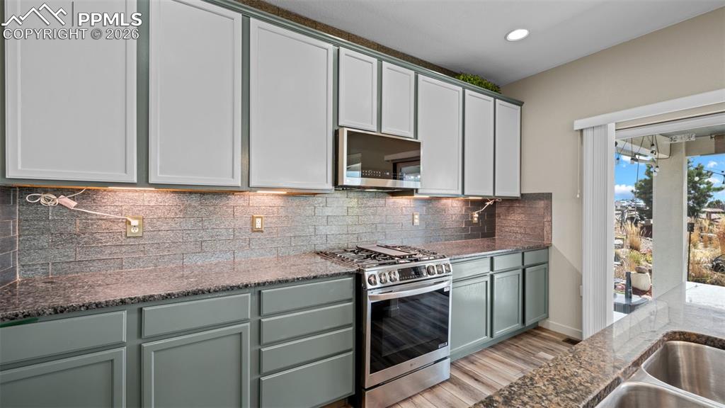 Image 14 of 40: Kitchen