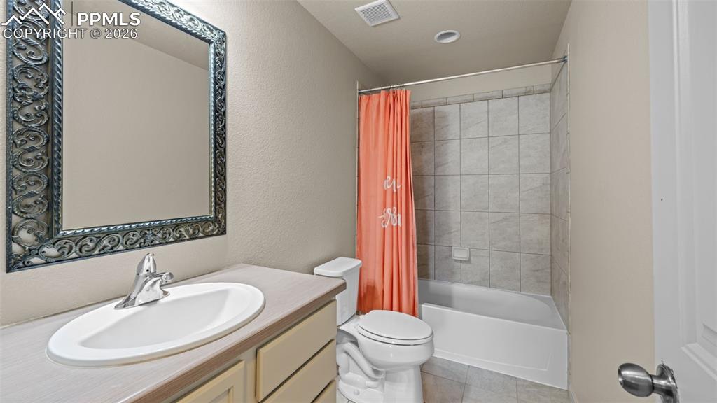 Image 18 of 40: Bathroom