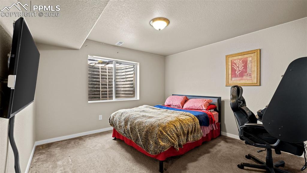 Image 23 of 40: Bedroom