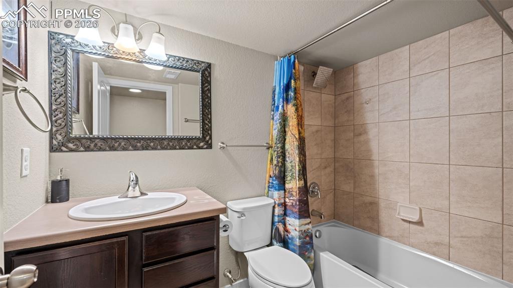 Image 24 of 40: Bathroom