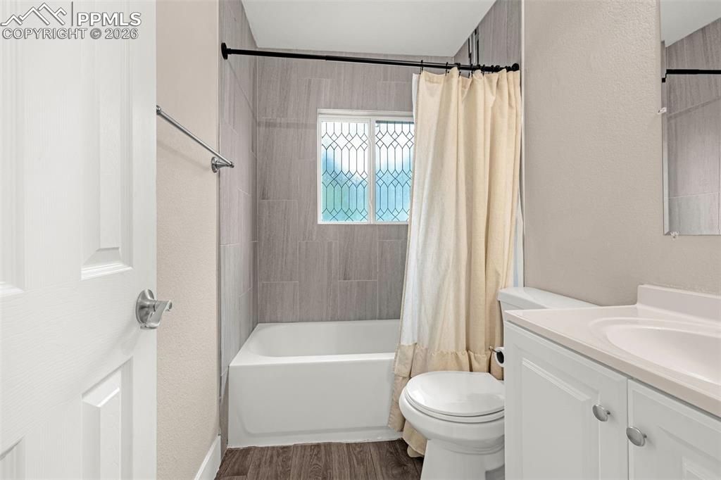 Image 10 of 24: Bathroom