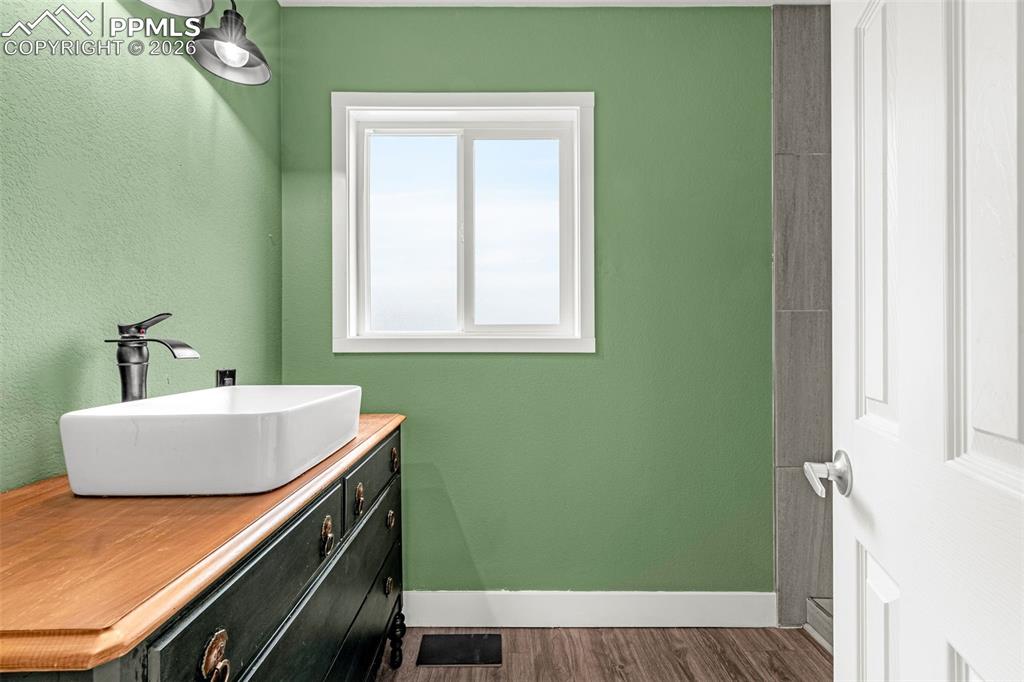 Image 14 of 24: Bathroom