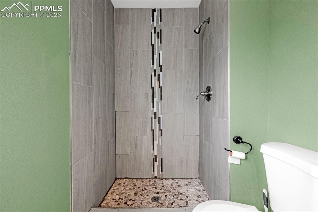 Image 15 of 24: Bathroom