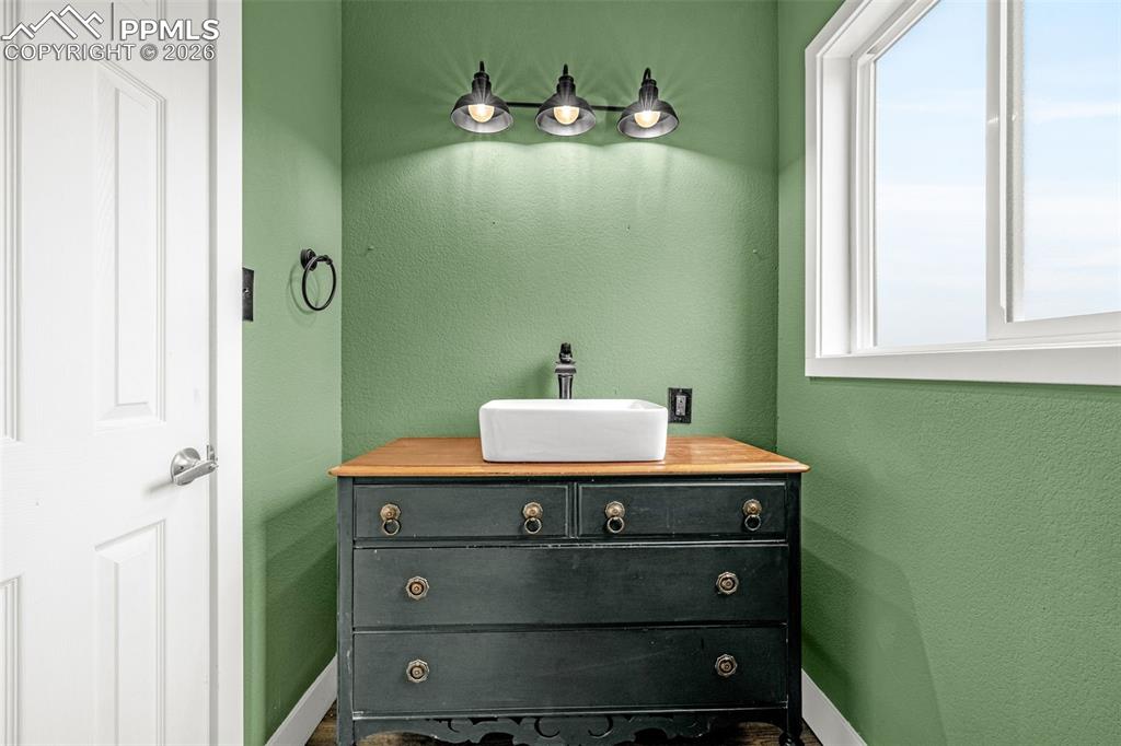 Image 16 of 24: Bathroom