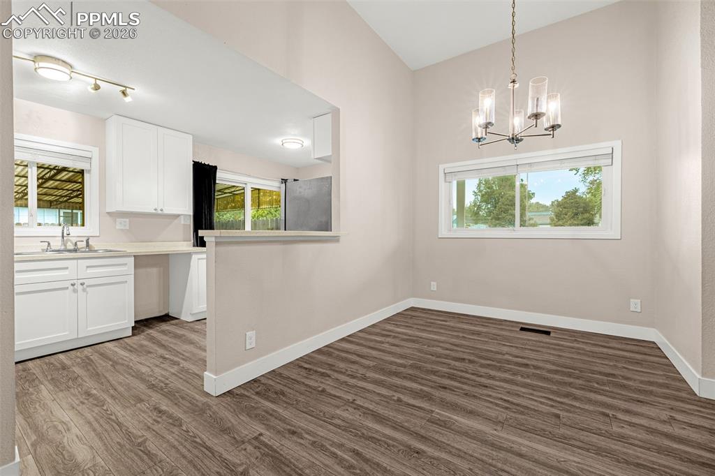 Image 6 of 24: Dining Area
