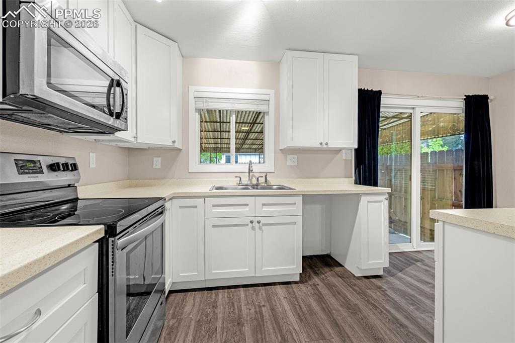 Image 7 of 24: Kitchen