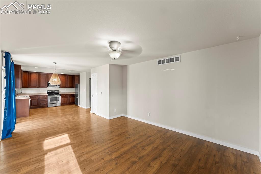 Image 10 of 31: Living Room