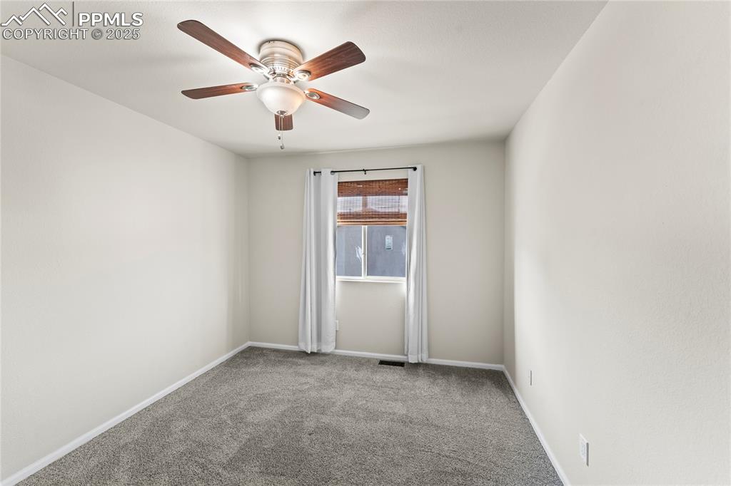 Image 21 of 31: Bedroom