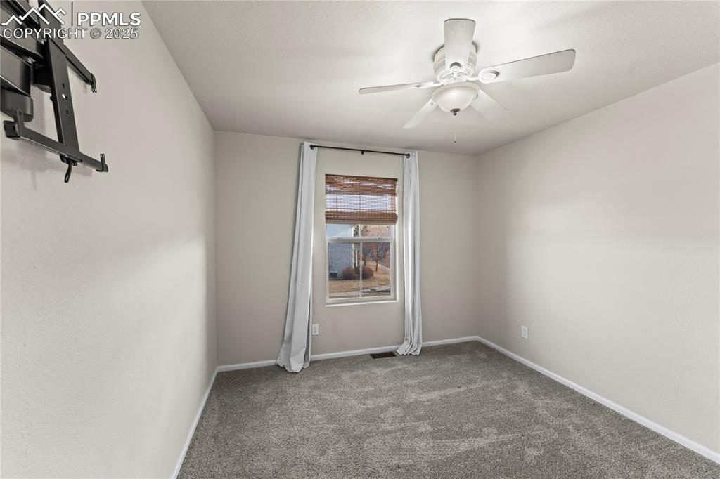 Image 24 of 31: Bedroom