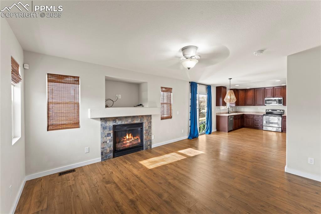 Image 5 of 31: Living Room