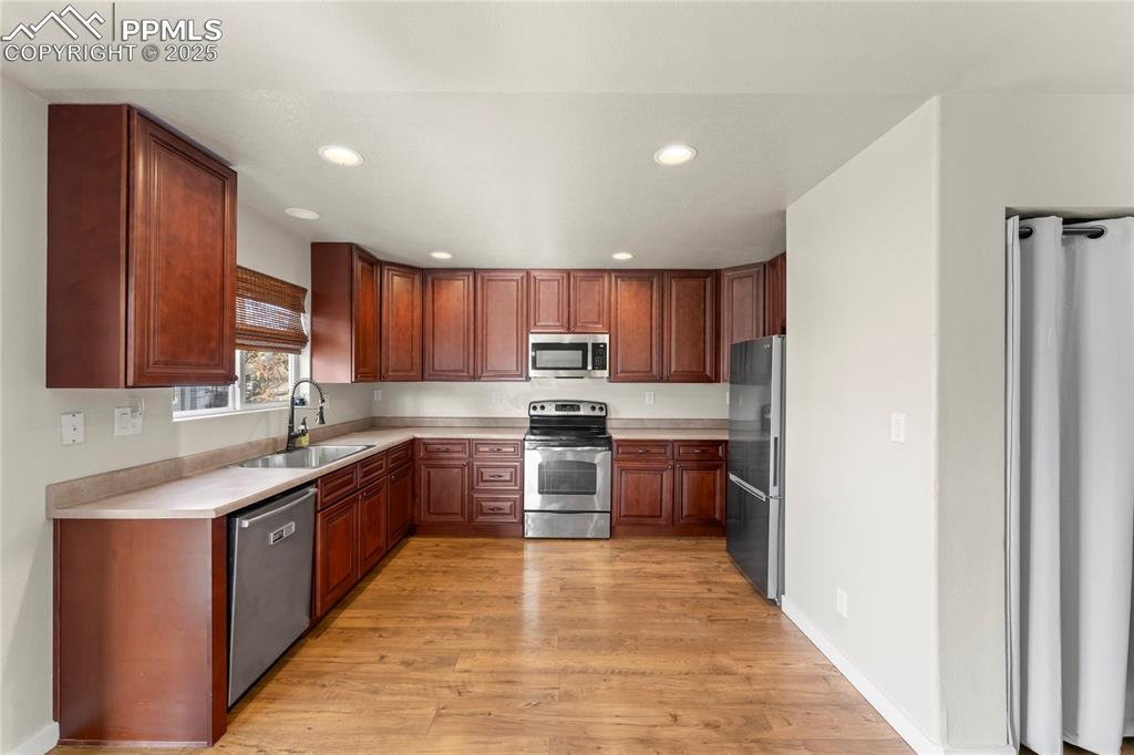 Image 7 of 31: Kitchen