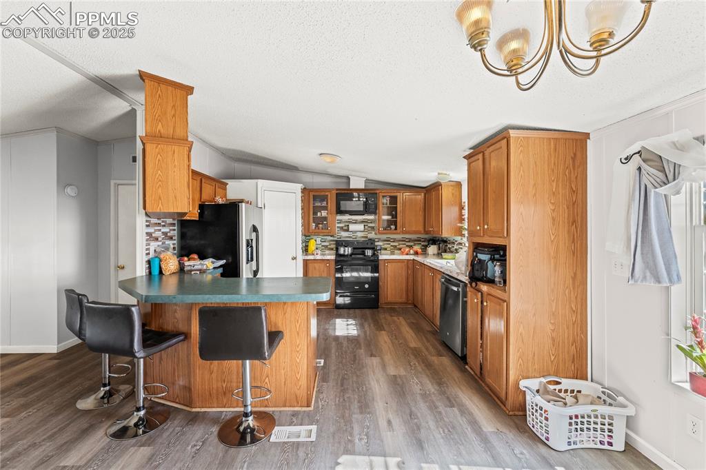 Image 14 of 23: Kitchen