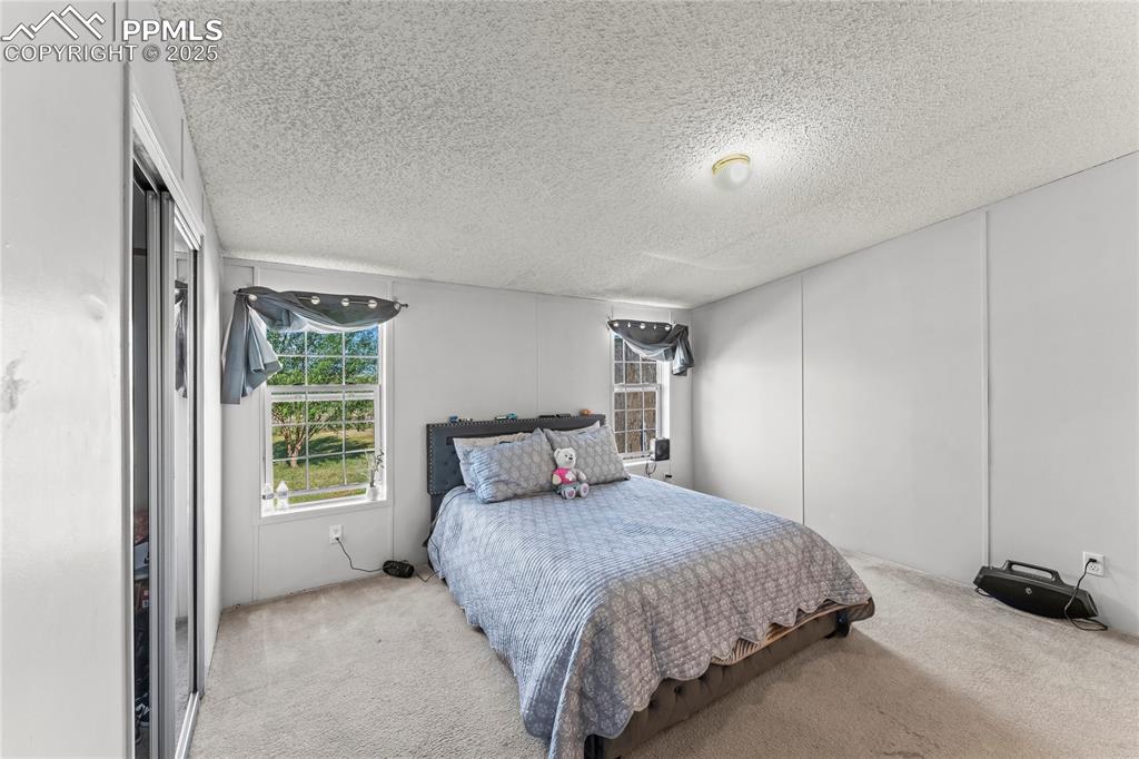 Image 18 of 23: Bedroom