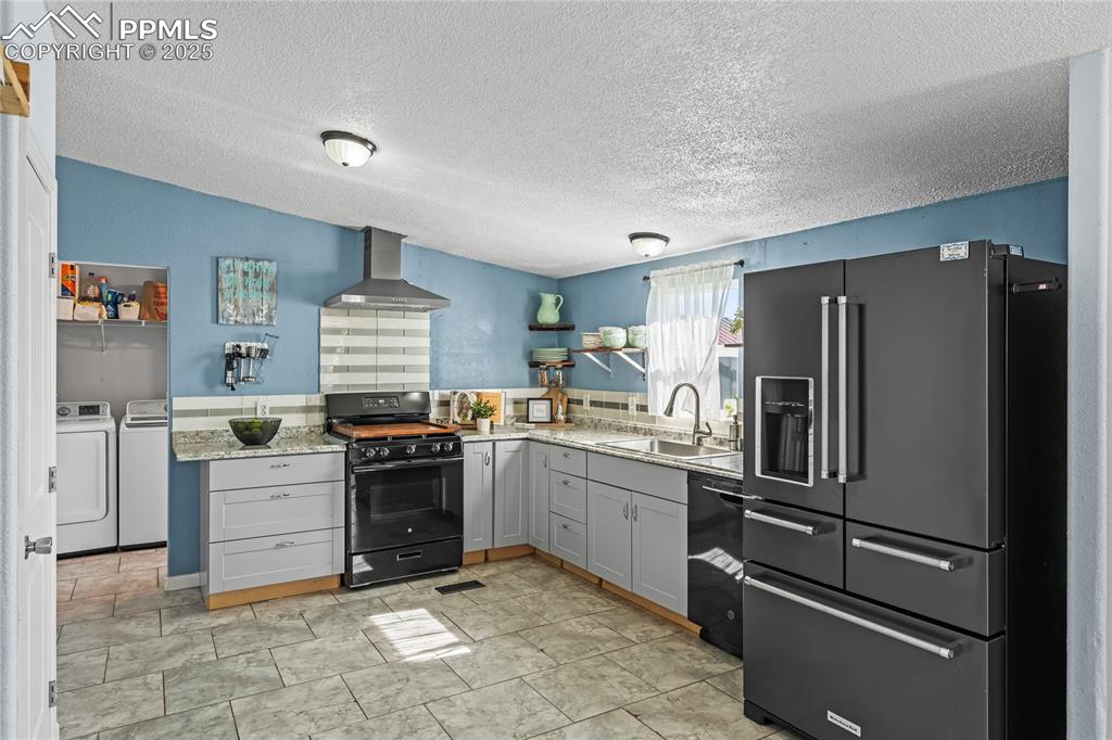 Image 6 of 23: Kitchen