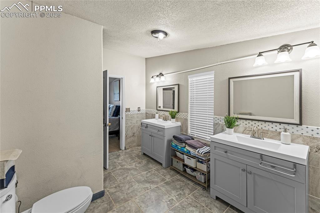 Image 8 of 23: Bathroom