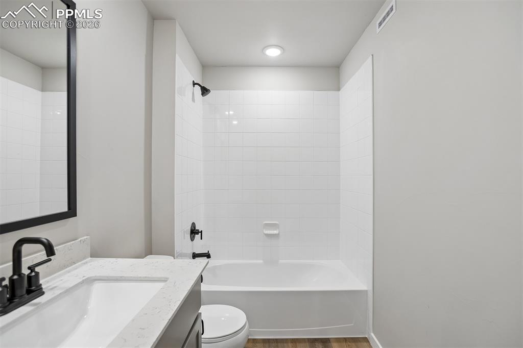 Image 17 of 22: Bathroom
