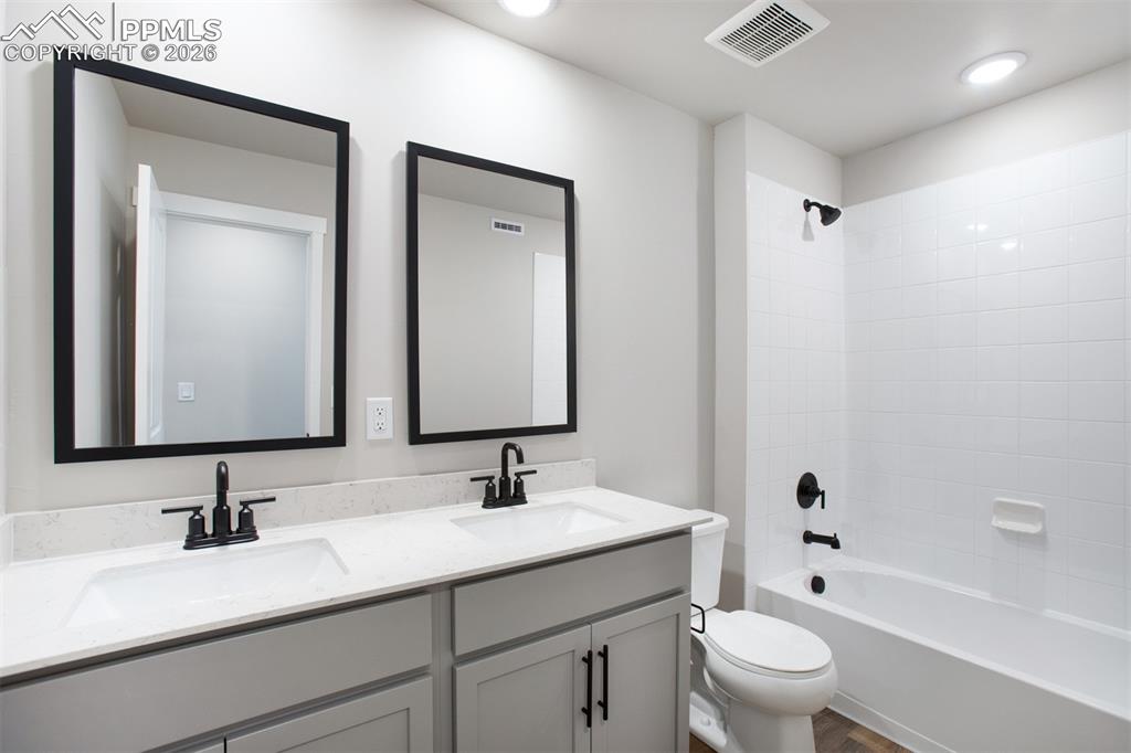 Image 21 of 22: Bathroom