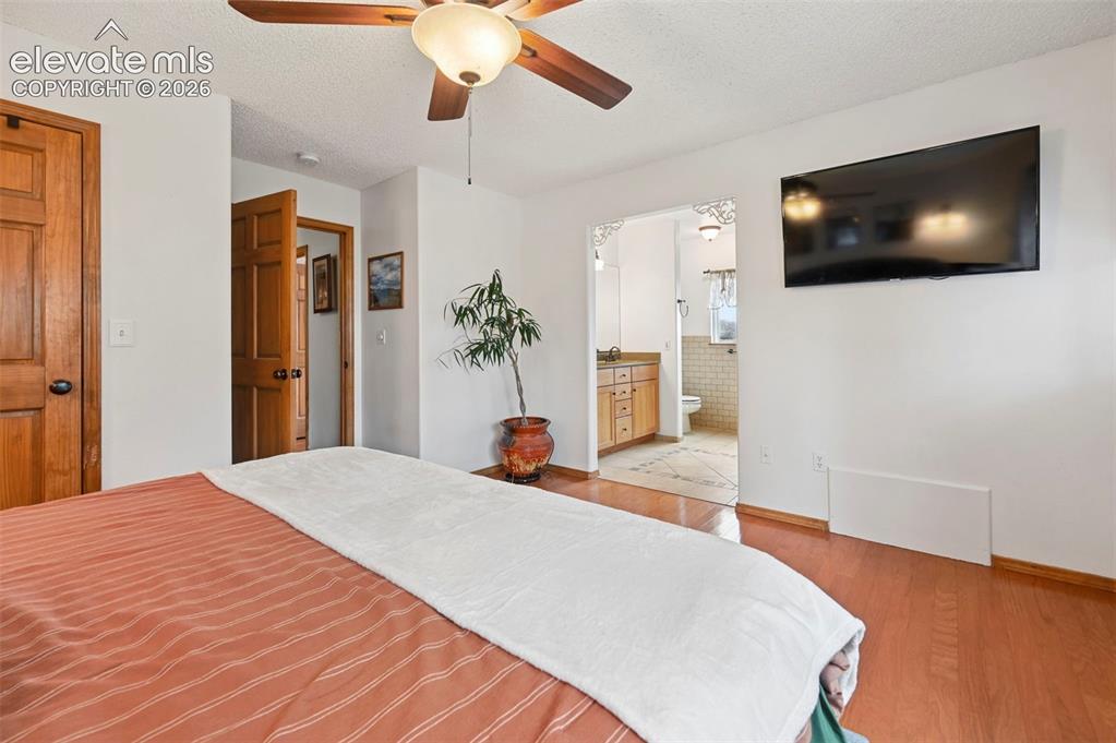 Image 18 of 47: Bedroom