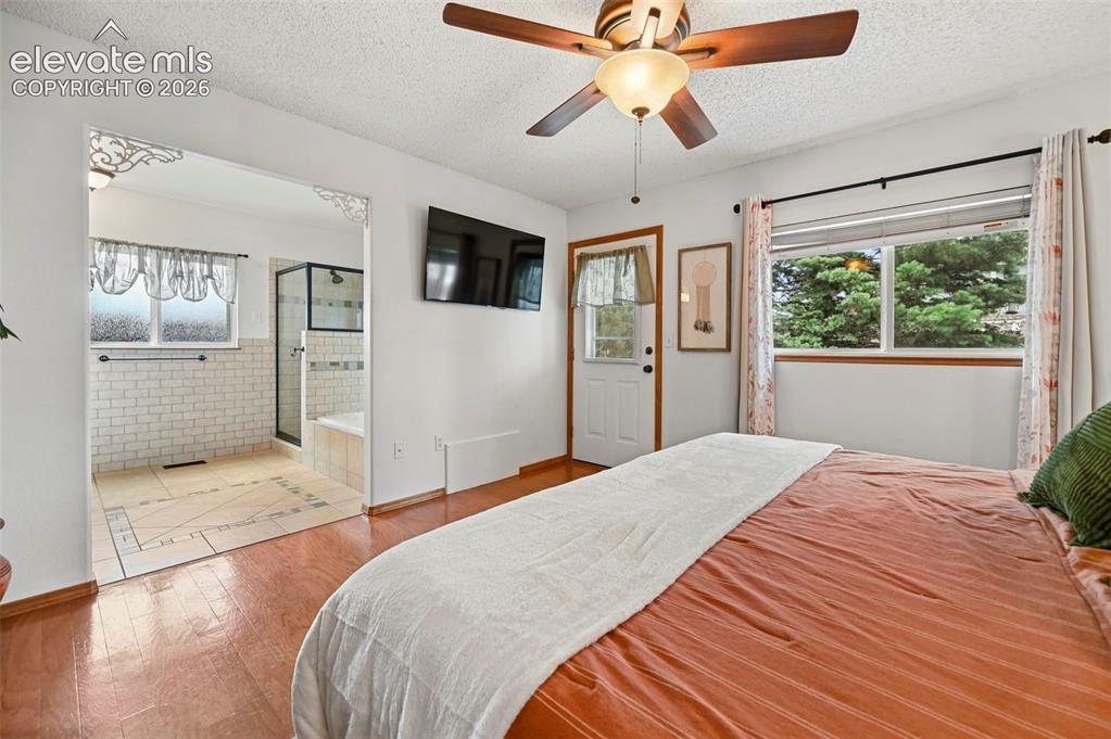 Image 19 of 47: Bedroom