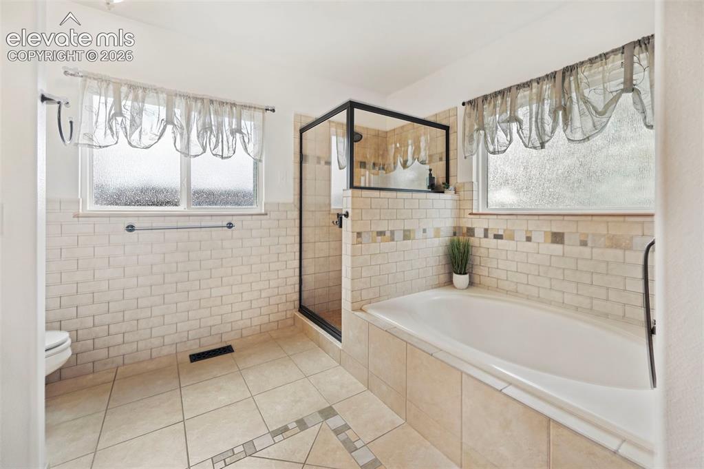 Image 20 of 47: Bathroom