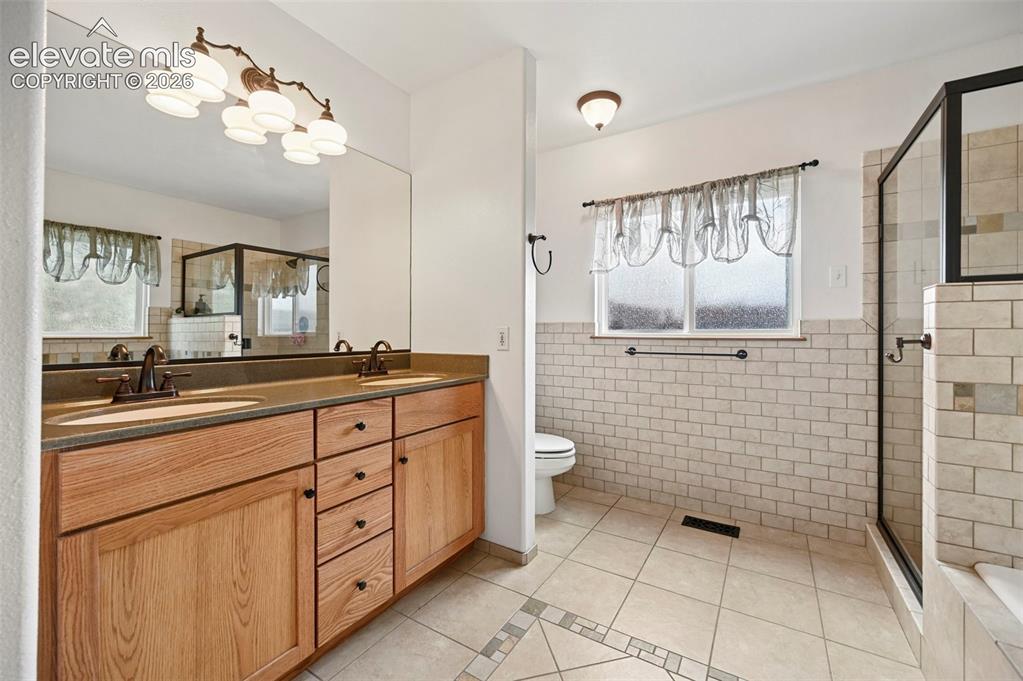 Image 21 of 47: Bathroom