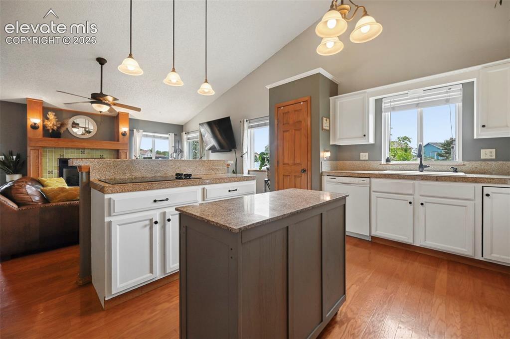 Image 9 of 47: Kitchen