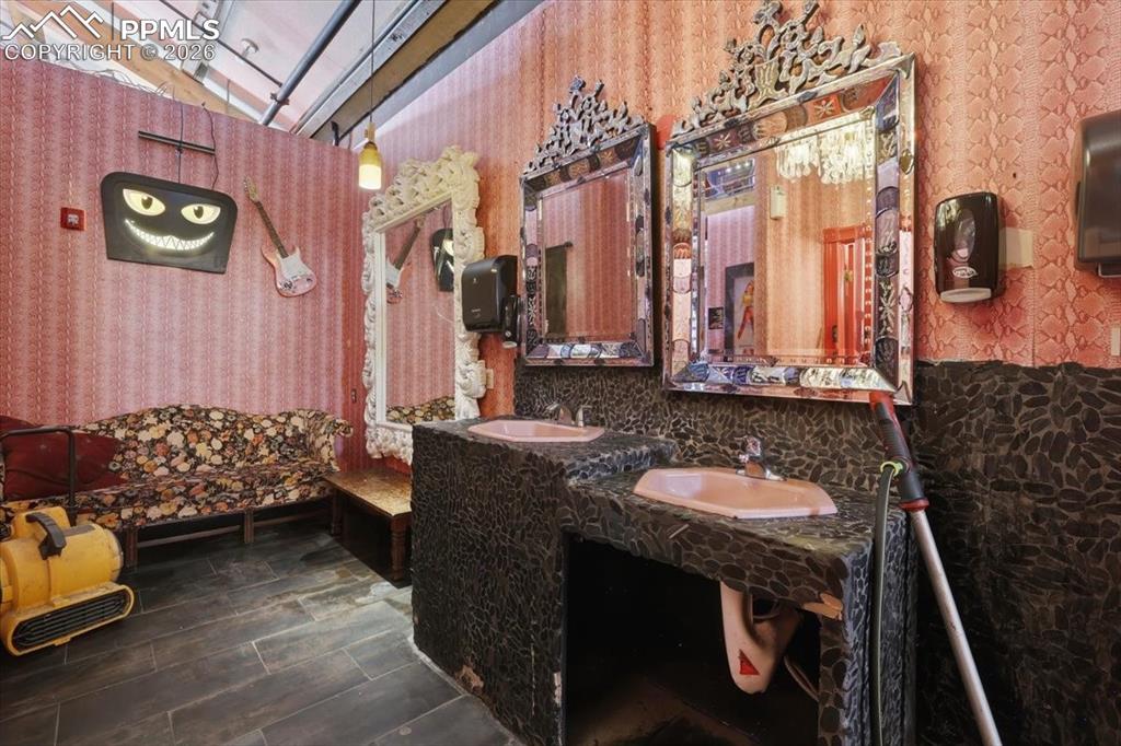 Image 22 of 49: Bathroom