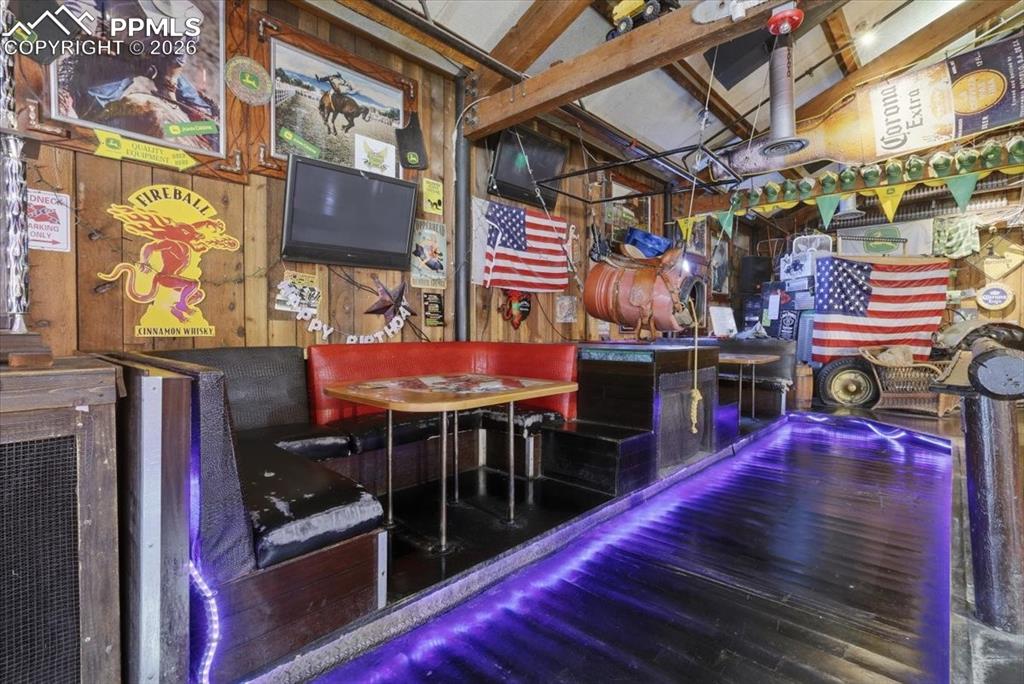 Image 23 of 49: Bathroom